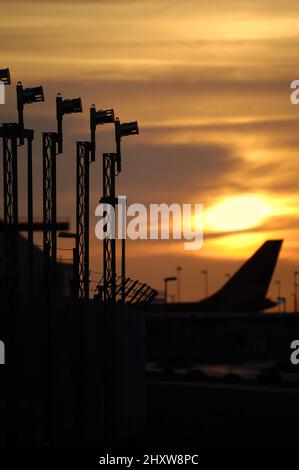 Lumières de coucher de soleil, d'avion et d'atterrissage dans un aéroport Banque D'Images