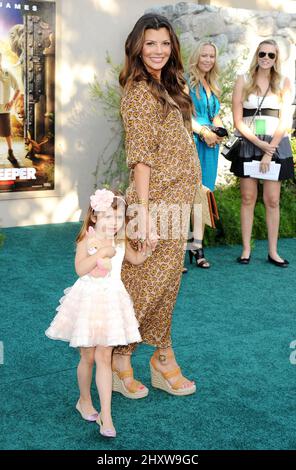 Ali Landry et sa fille Estela à la première 'Zookeeper' tenue au Regency Village Theatre de Los Angeles. Banque D'Images