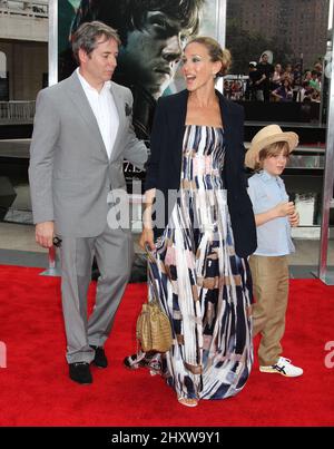 Matthew Broderick, Sarah Jessica Parker et son fils James participant à la première « Harry Potter et The Deathly Hallows : partie 2 » tenue au Avery Fisher Hall, Lincoln Center à New York, États-Unis. Banque D'Images