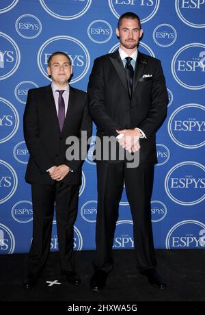 Jonah Hill et Kevin Love dans la salle de presse lors des EPPY Awards 2011 qui ont eu lieu au Nokia Theatre, Los Angeles Banque D'Images