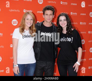 Katie Leclerc, Daren Kagasoff et Vanessa Marano participant au rassemblement pour supprimer le Digital Drama organisé par la famille ABC et le magazine Seventeen ont tenu l'Americana à Brand en Glendale, en Californie, aux États-Unis. Banque D'Images