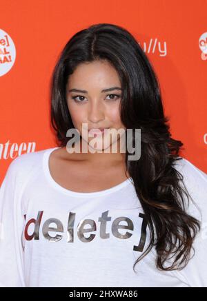 Shay Mitchell participe au Rally to Delete Digital Drama organisé par ABC Family et Seventeen Magazine a organisé l'Americana à Brand à Glendale en Californie, aux États-Unis. Banque D'Images