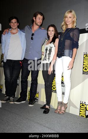 Sam Claflin, Chris Hemsworth, Kristen Stewart et Charlize Theron lors de la Conférence de presse de 2011 Comic - con International - 'Snow White and the Huntsman' qui s'est tenue au centre des congrès de San Diego Banque D'Images