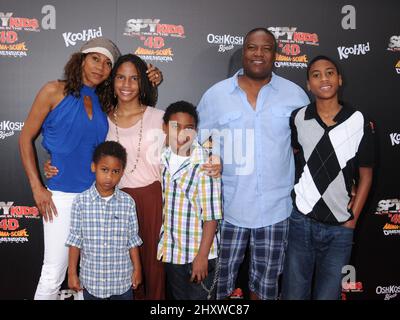 Holly Robinson Peete, Rodney Peete, fille Ryan, fils Roman, Robinson et R.J. au 'Spy Kids: All the Time in the World' en 4D, première mondiale d'Aroma-Scope, organisée aux cinémas Regal de L.A. Vivez à Los Angeles, CA. Banque D'Images