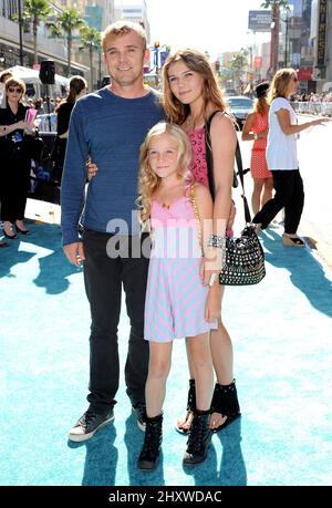 Rick Schroder avec ses filles lors de la première de Los Angeles « Phineas & Ferb: Across the 2nd dimension », qui s'est tenue au El Capitan Theatre, en Californie Banque D'Images