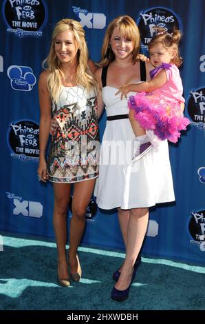 Ashley Tisdale lors de la première « Phineas & Ferb: Across the 2nd dimension » de Los Angeles, qui s'est tenue au El Capitan Theatre, en Californie Banque D'Images