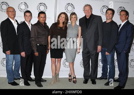 Anthony Denison, Michael Paul Chan, Jonathan Del Arco, Raymond Cruz et Mary McDonnell, Kyra Sedgwick, Ken Howard, Jon Tenney et Phillip Keene lors d'une soirée avec le casting « The Closer » présenté par le Paley Center for Media le 10 août 2011 à Beverly Hills, CA. Banque D'Images