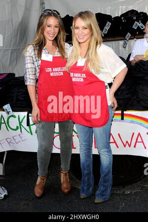 Haylie Duff et Hilary Duff lors de la fête de fin d'été du 75th anniversaire de la Mission de Los Angeles qui s'est tenue sur Skid Row, en Californie Banque D'Images