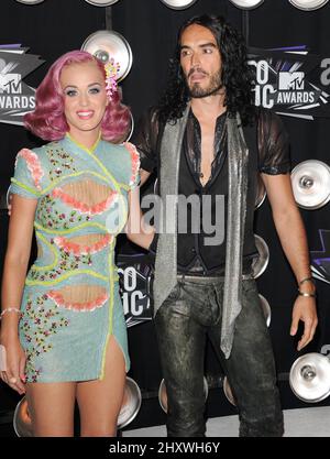 Katy Perry et Russell Brand arrivent aux MTV Video Music Awards 2011 qui se tiennent au Nokia Theatre, en Californie Banque D'Images