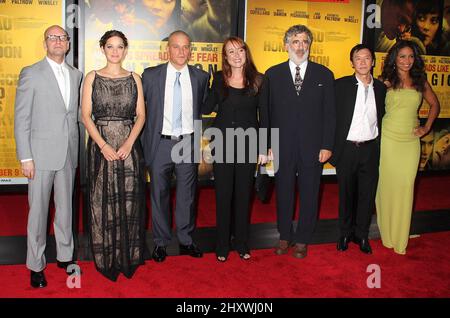 Steven Soderbergh, Marion Cotillard, Matt Damon, Jennifer Ehle, Elliott Gould, Chin Han et Sanaa Lathan assistent à la première de Warner Bros. Pictures 'contagion' à Frederick P. rose Hall-Home of Jazz au Lincoln Center à New York le 7 septembre 2011. Banque D'Images