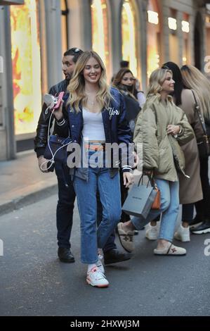 Milan, . 14th mars 2022. Milan, 14-03-2022 Chiara Ferragni, revenant des défilés de la semaine de la mode à Paris, se tient un après-midi de shopping dans le centre. En compagnie de quelques amis, ils visitent les boutiques de 'Prada', 'Saint Laurent', Gucci, avant de s'arrêter au bar 'Marchei' pour une longue pause-café. Après plus de 1 heures, Chiara Ferragni salue ses amis, donne comme d'habitude de nombreuses photos de selfie à certains gars, puis entre dans sa toute nouvelle voiture, qui est arrivé il y a une semaine, et a son conducteur de garde du corps prendre sa maison. Crédit : Agence photo indépendante/Alamy Live News Banque D'Images