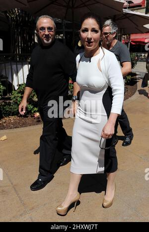 Emilio Estefan et sa femme Gloria Estefan sont vus en visite au Grove, Californie Banque D'Images