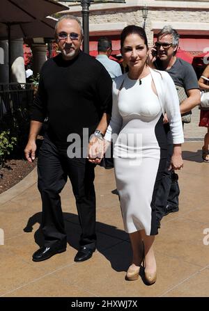 Emilio Estefan et sa femme Gloria Estefan sont vus en visite au Grove, Californie Banque D'Images