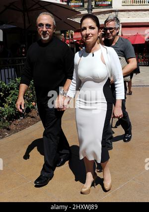Emilio Estefan et sa femme Gloria Estefan sont vus en visite au Grove, Californie Banque D'Images