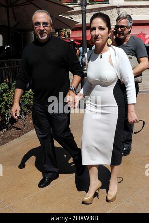 Emilio Estefan et sa femme Gloria Estefan sont vus en visite au Grove, Californie Banque D'Images