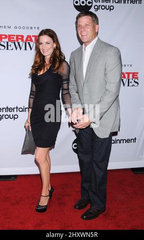 Laura Leighton et Doug Savant assistent à la fête de lancement de la saison des « femmes de maison de la région » à Wisteria Lane à Universal City, aux États-Unis. Banque D'Images