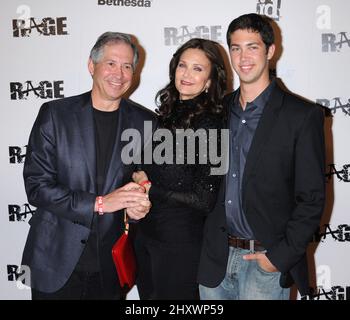 Lynda carter, son mari Robert Altman et son fils James participent à la fête de lancement du jeu vidéo « rage » à Chinatown. Los Angeles, le 30 septembre 2011. Banque D'Images