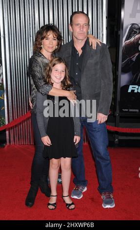 Jennifer Gray, Clark Gregg et sa fille Stella assistaient à la première mondiale « Real Steel » qui s'est tenue à l'amphithéâtre Gibson de Los Angeles, aux États-Unis. Banque D'Images