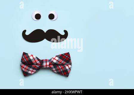 Vue de dessus le jour de père heureux.accessoires avec coeur  rouge,moustache noeud papillon vintage,actuellement,la voiture de clé  rustique sur fond de bois blanc Photo Stock - Alamy