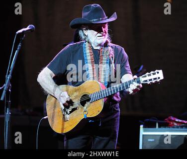 Willie Nelson se produit au Durham Performing Arts Centre, à Raleigh, en Caroline du Nord. Banque D'Images
