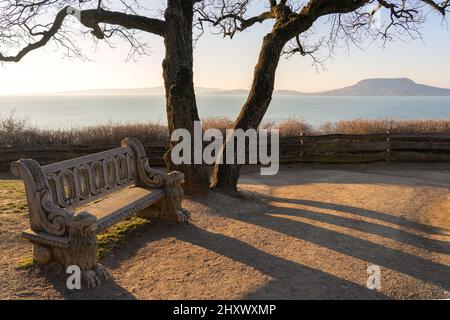 Beau lac balaton paysage à Fonyod Hongrie avec banc de pierre décoré et la colline de badacsony sur le fond. Banque D'Images