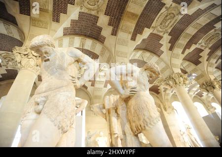 Vue panoramique sur les magnifiques sculptures du Musée du Louvre à Paris, France Banque D'Images