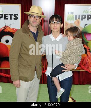 Jason Lee, épouse Ceren Alkac et fille assistant à la première « les Muppets » qui s'est tenue au théâtre El Capitan de Los Angeles, aux États-Unis. Banque D'Images