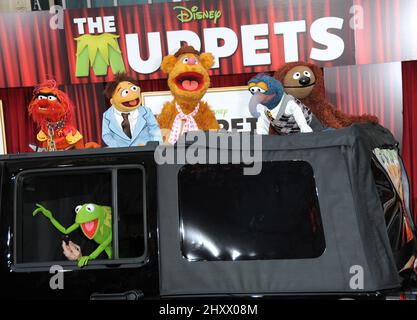 Animal, Kermit the Frog, Fozzie Bear, Walter, Rowlf et Gonzo assistant à la première « The Muppets » au théâtre El Capitan de Los Angeles, États-Unis. Banque D'Images