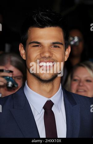 Taylor Lautner arrive à la première de "The Twilight Saga: Breaking Dawn - part 1" à Los Angeles, Etats-Unis. Banque D'Images