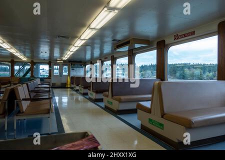 San Juan Island, WA États-Unis - vers novembre 2021 : vue en angle d'une banquette rembourrée à l'intérieur d'un ferry de l'État de Washington en direction de Friday Harbor. Banque D'Images