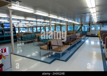 San Juan Island, WA États-Unis - vers novembre 2021 : vue en angle d'une banquette rembourrée à l'intérieur d'un ferry de l'État de Washington en direction de Friday Harbor. Banque D'Images