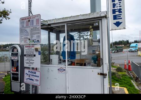 Anacortes, WA USA - vers novembre 2021 : vue sur la rue de la machine de paiement du parking du terminal des ferries de l'État de Washington. Banque D'Images