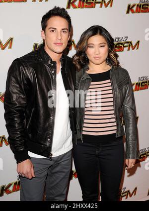 Michael Trevino et Jenna Ushkowitz pendant le Jingle ball KIIS FM 2011 tenu au Nokia Theatre, Californie Banque D'Images