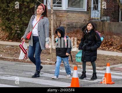 Chicago, États-Unis. 14th mars 2022. Les élèves arrivent à la Rogers Fine Art Elementary School, à Chicago, aux États-Unis, le 14 mars 2022. Les écoles publiques de Chicago (CPS), le troisième plus grand district scolaire des États-Unis, ont levé le mandat du masque et introduit une politique facultative du masque à compter de lundi. Crédit: Joel Lerner/Xinhua/Alay Live News Banque D'Images