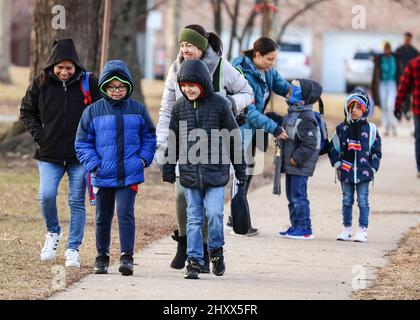 Chicago, États-Unis. 14th mars 2022. Les élèves arrivent à la Rogers Fine Art Elementary School, à Chicago, aux États-Unis, le 14 mars 2022. Les écoles publiques de Chicago (CPS), le troisième plus grand district scolaire des États-Unis, ont levé le mandat du masque et introduit une politique facultative du masque à compter de lundi. Crédit: Joel Lerner/Xinhua/Alay Live News Banque D'Images