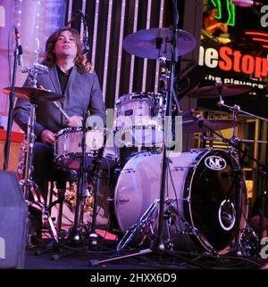 Zac Hanson, de Hanson, qui se présente lors du concert « Rock the Red Kettle » de l'Armée du Salut au 5 Towers de Universal City, aux États-Unis. Banque D'Images