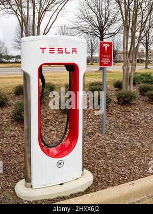 Poste de charge de véhicule électrique Tesla, dans un stationnement de magasin Target, à Montgomery, Alabama, États-Unis. Banque D'Images