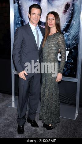 Dermot Mulroney et sa femme Tharita Catulle lors de la première mondiale de 'The Grey' aux Regency Cinemas, Los Angeles Banque D'Images