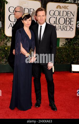 Ewan McGregor (R) et son épouse Eve Mavrakis lors de la cérémonie annuelle des Golden Globe Awards 69th, qui s'est tenue à l'hôtel Beverly Hilton de Los Angeles, en Californie, le 15 janvier 2011. Banque D'Images