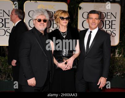 Pedro Almodovar, Melanie Griffith et Antonio Banderas lors de la cérémonie annuelle des Golden Globe Awards 69th, qui s'est tenue à l'hôtel Beverly Hilton de Los Angeles, en Californie, le 15 janvier 2011. Banque D'Images