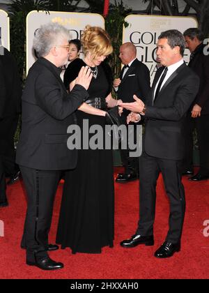 Pedro Almodovar, Melanie Griffith et Antonio Banderas arrivent aux Golden Globe Awards 69th qui se tiennent à l'hôtel Beverly Hilton de Los Angeles Banque D'Images