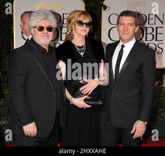 Pedro Almodovar, Melanie Griffith et Antonio Banderas arrivent aux Golden Globe Awards 69th qui se tiennent à l'hôtel Beverly Hilton de Los Angeles Banque D'Images