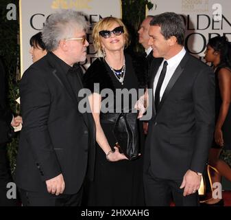 Pedro Almodovar, Melanie Griffith et Antonio Banderas arrivent aux Golden Globe Awards 69th qui se tiennent à l'hôtel Beverly Hilton de Los Angeles Banque D'Images