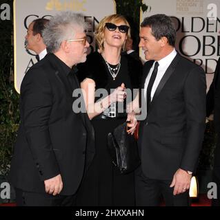 Pedro Almodovar, Melanie Griffith et Antonio Banderas arrivent aux Golden Globe Awards 69th qui se tiennent à l'hôtel Beverly Hilton de Los Angeles Banque D'Images