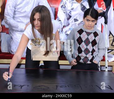 Paris Jackson et Blanket Jackson lors d'une cérémonie en l'honneur de feu Michael Jackson avec des empreintes de main et de pied à Cement, tenue au Théâtre chinois de Grauman, le 26 janvier 2012, à Los Angeles. Banque D'Images