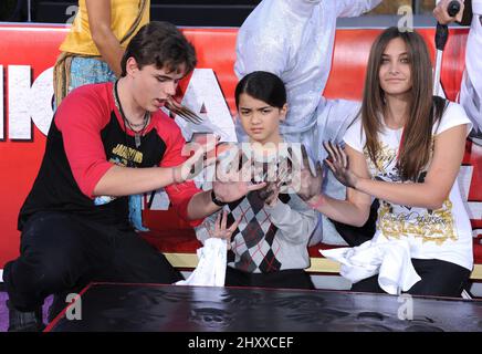 Prince Jackson, Blanket Jackson et Paris Jackson lors d'une cérémonie en l'honneur de feu Michael Jackson avec des empreintes de main et de pied à Cement, tenue au Grauman's Chinese Theatre, le 26 janvier 2012, à Los Angeles. Banque D'Images