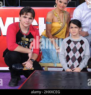 Prince Jackson et Blanket Jackson lors d'une cérémonie en l'honneur de feu Michael Jackson avec des empreintes de main et de pied en ciment, tenue au Grauman's Chinese Theatre, le 26 janvier 2012, à Los Angeles. Banque D'Images