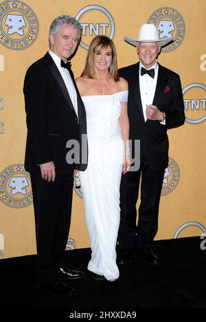 Patrick Duffy, Linda Gray et Larry Hagman dans la salle de presse des prix annuels de la Guilde des acteurs de l'écran 18th, qui se tiennent au Shrine Auditorium de Los Angeles, aux États-Unis. Banque D'Images