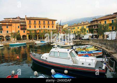 Le front de mer de Torri del Benaco au lac de Garde, dans la province de Vérone, en Vénétie, au nord-est de l'Italie Banque D'Images