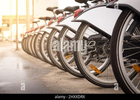 Rangée de vélos à louer dans la ville le matin. Service de partage de vélos. Transport écologique alternatif. Banque D'Images